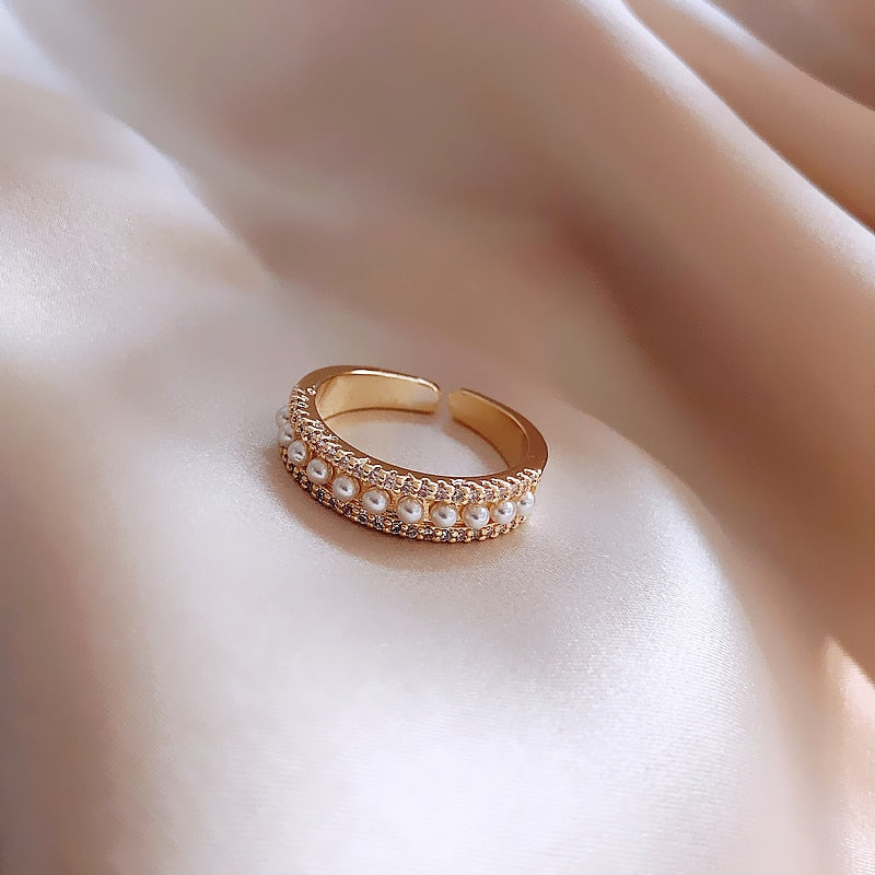 Luxury gold and pearl ring