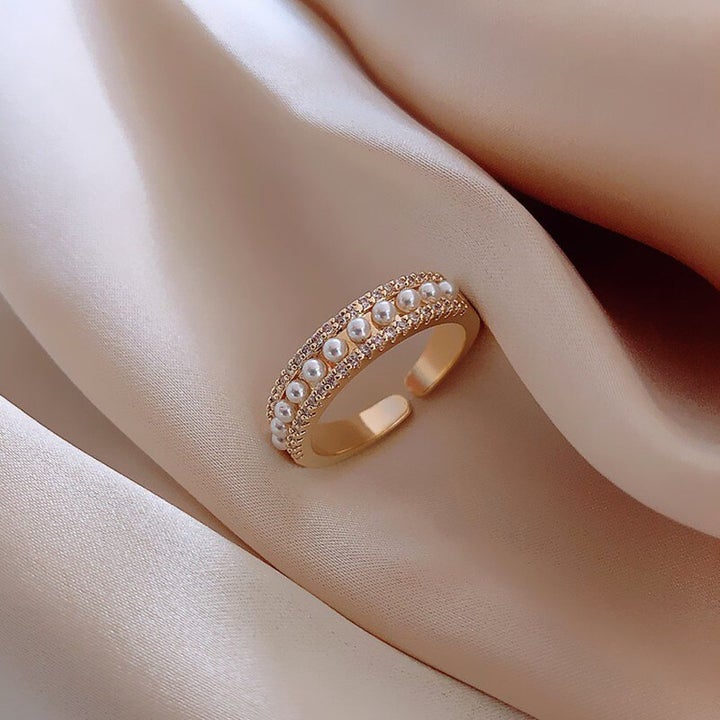 Luxury gold and pearl ring