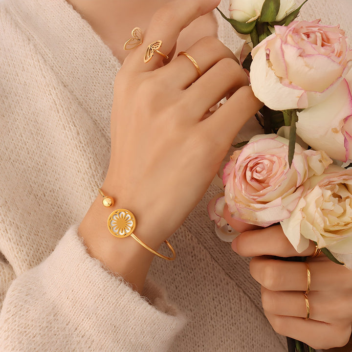 Floral Elegance Gold bracelet