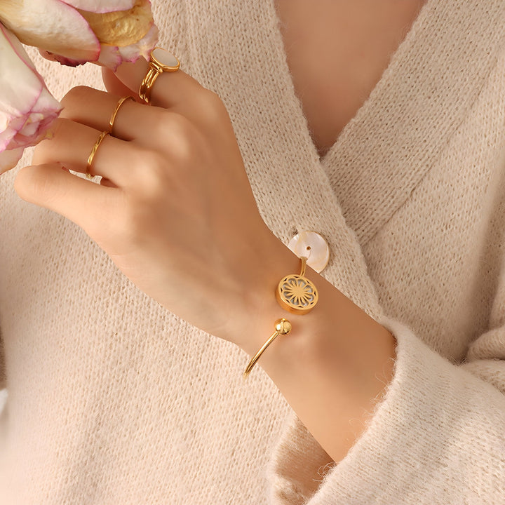 Floral Elegance Gold bracelet