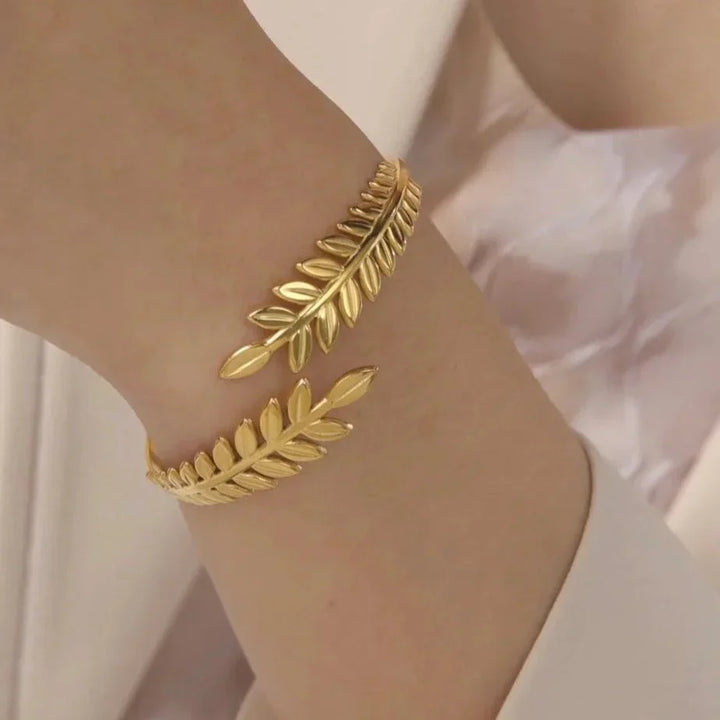 Leaf design bracelet
