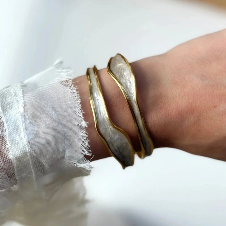 Elegance Bracelet with Stone Wave